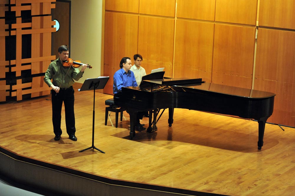 Eric Lawson and João Paulo Casarotti performing Mahle's music onstage at Rock Hall, Philadelphia